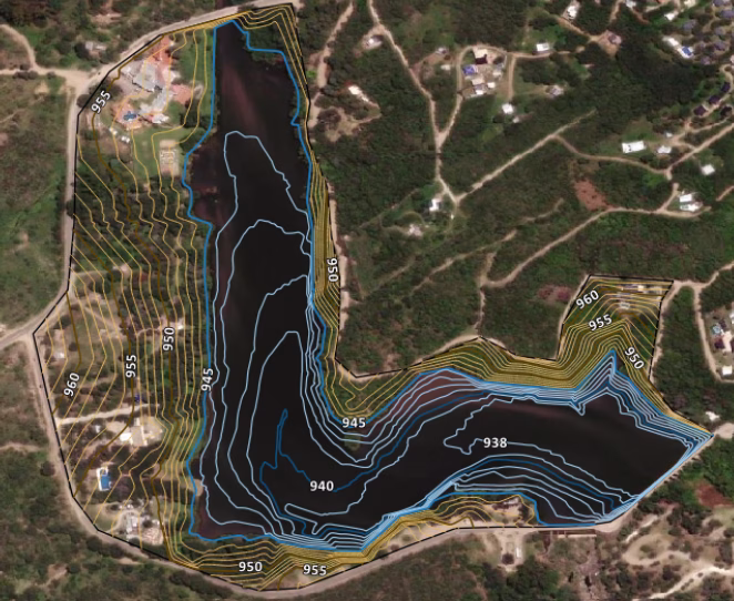 Vista aérea satelital de un dique con superposición de curvas de nivel topográficas y batimétricas. Las líneas azules indican la profundidad del lecho subacuático (isobatas) y las líneas ocres la topografía del terreno circundante, mostrando la morfología completa del cuerpo de agua.