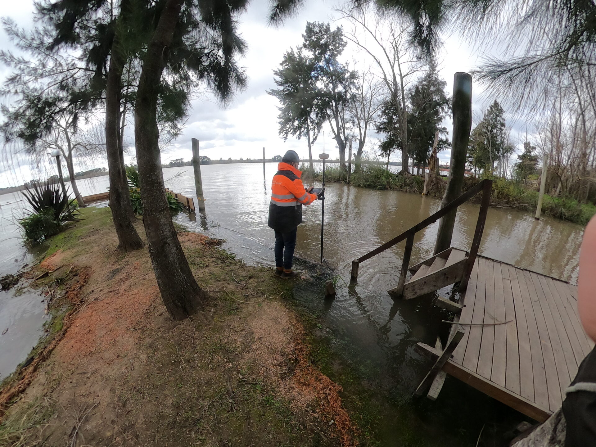 Agrimensor de Geodex realizando medición con equipo GNSS en la costa del Delta de Tigre.